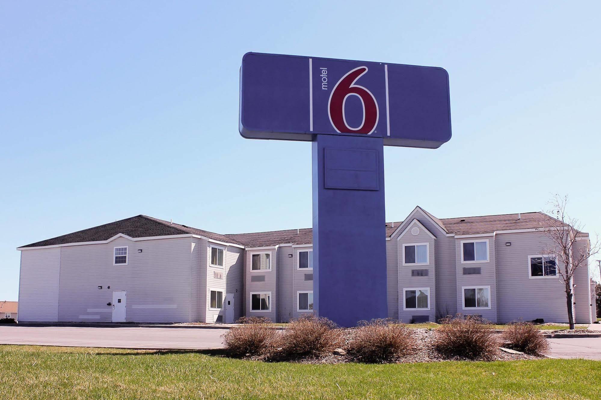 Quality Inn & Suites Watertown Fort Drum Calcium Exterior photo